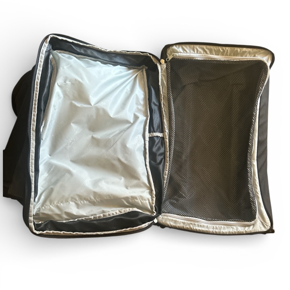Titleist Golf Black and White Rolling Expandable Travel Bag - Picture 6 of 16